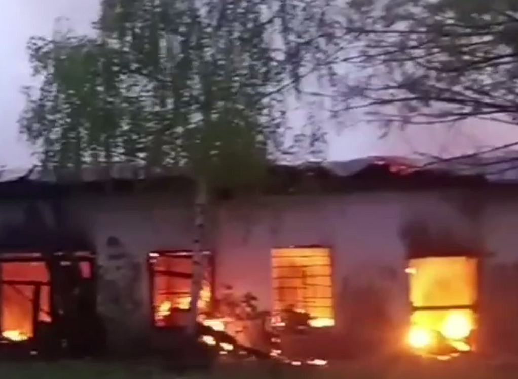 В поселке Гусь-Железный загорелось здание усадебного комплекса