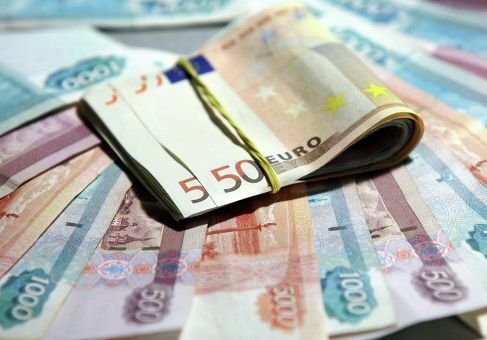 Курсы доллара и евро опустились почти на два рубля