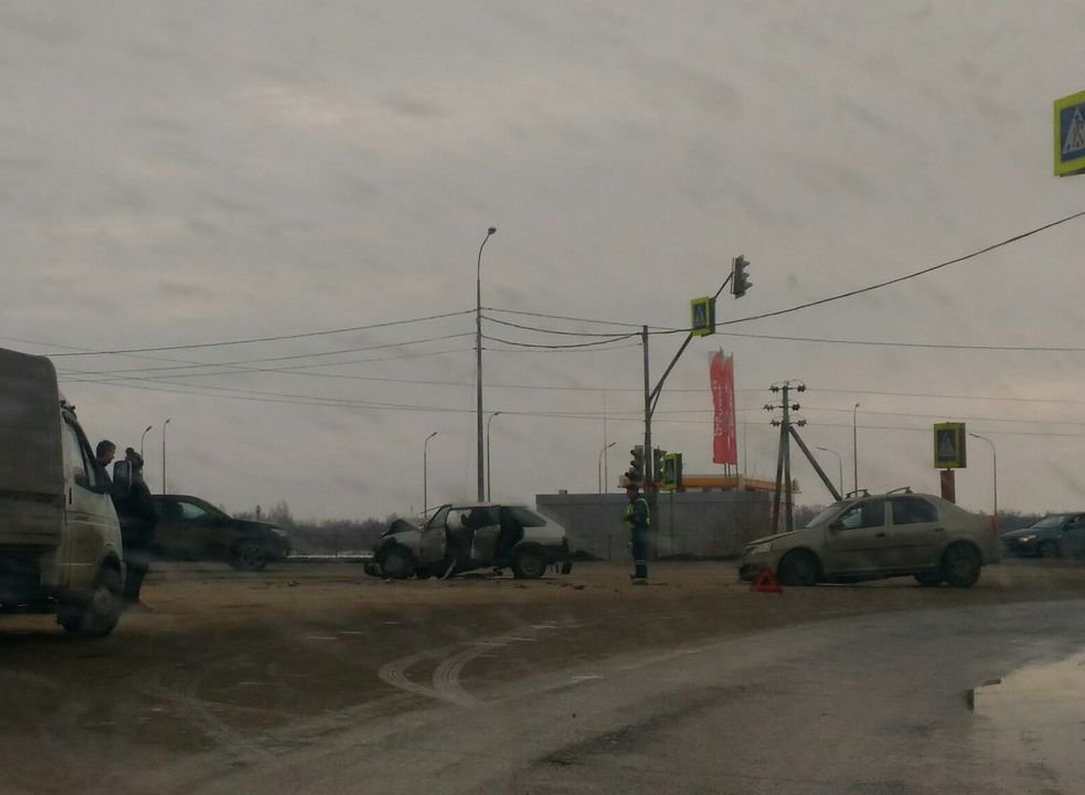 В ДТП на перекрестке Поляны-Варские пострадали два человека