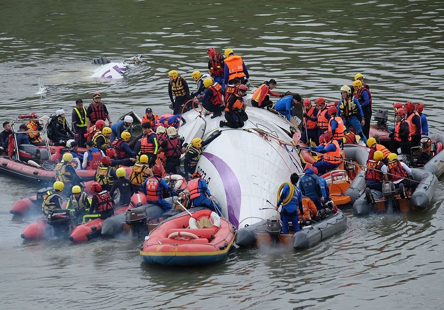 Самолет в Тайване упал в реку из-за отказа двигателя