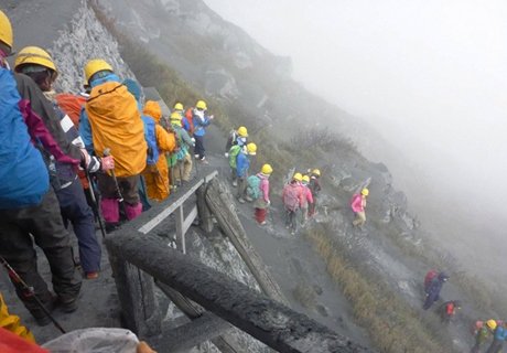 Извержение вулкана в Японии остановило сердце у 30 туристов