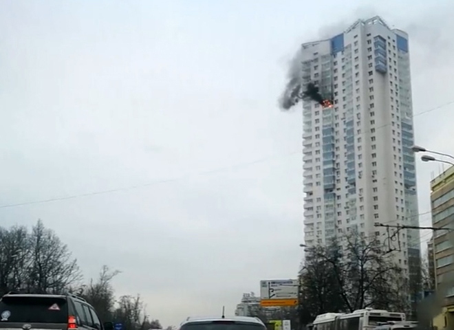 В 35-этажном доме в Москве произошел пожар (видео)
