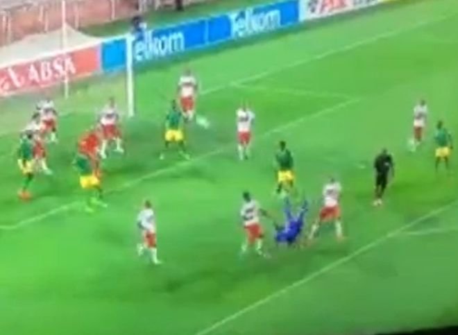 Видео: вратарь команды из ЮАР забил гол противнику ударом через себя