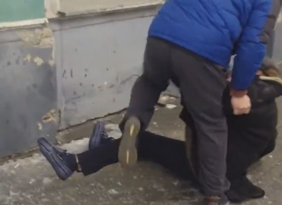 В центре Рязани коммунальщик повалил на землю пенсионера-хулигана (видео)