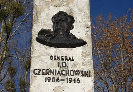 Поляки начали снос памятника генералу Черняховскому