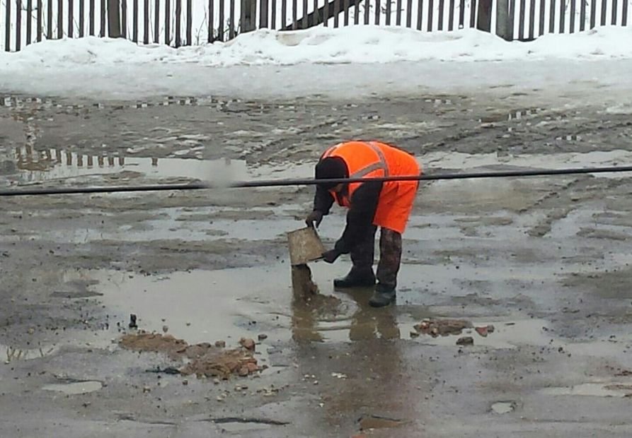 Глава Сасова объяснила латание ям в городе кирпичом