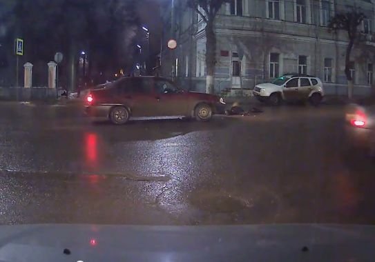 В центре Рязани на переходе сбили девушку (видео)