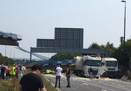 В Англии рухнувший мост расплющил машины