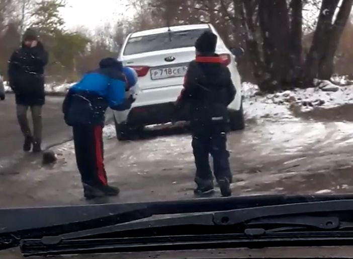 Видео: в Рязани юный «десантник» разбивает кусок льда о голову
