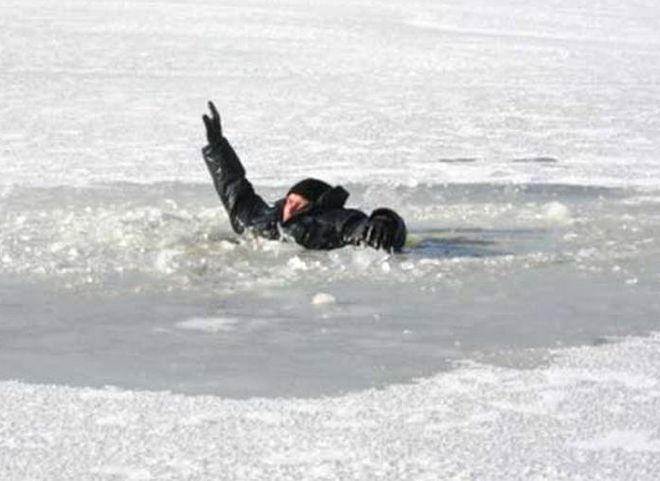 В Спасском районе спасли провалившегося под лед рыбака