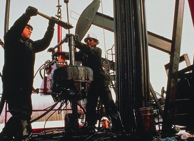 Страны ОПЕК и не входящие в картель договорились сократить добычу нефти