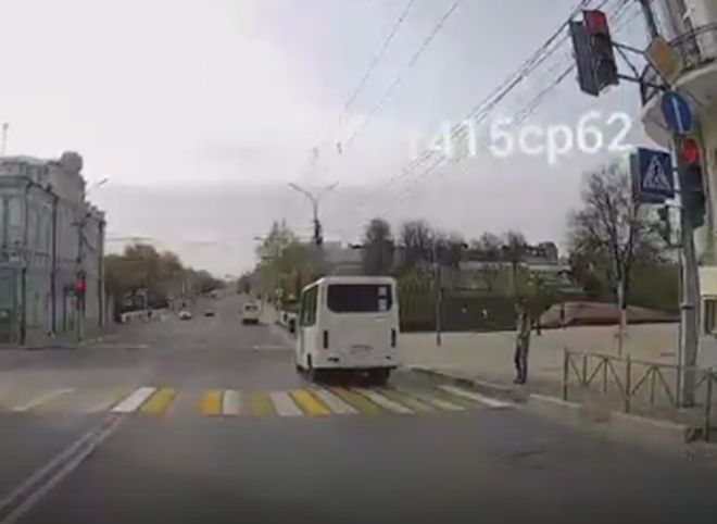 Видео: в центре Рязани маршрутка пролетает на «красный»