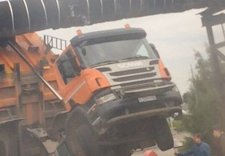 В Рязани грузовик Scania повредил водопровод