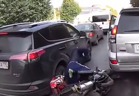 В Роще мотоциклист упал на Toyota (видео)