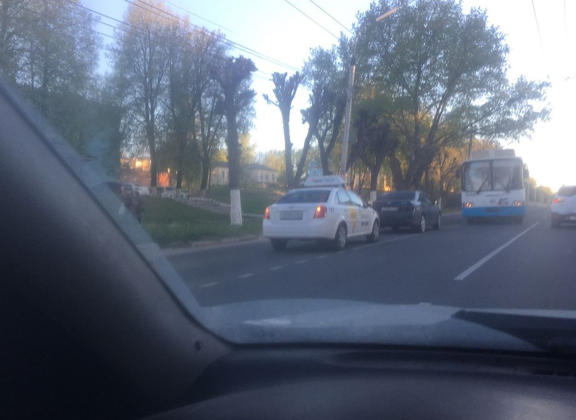 Фото: на улице Есенина на встречке столкнулись два попутных авто