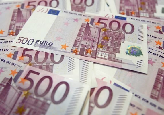 Центробанк повысил курс евро на 2,5 рубля