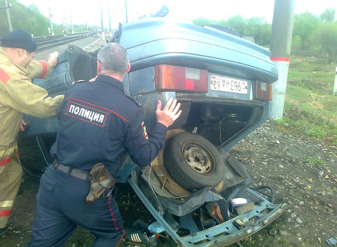 В Рязанской области водитель ВАЗ-2114 «сделал сальто» через ж/д переезд