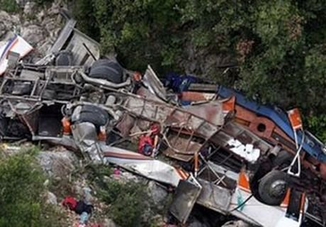 В Непале автобус упал в реку, погибли 20 человек