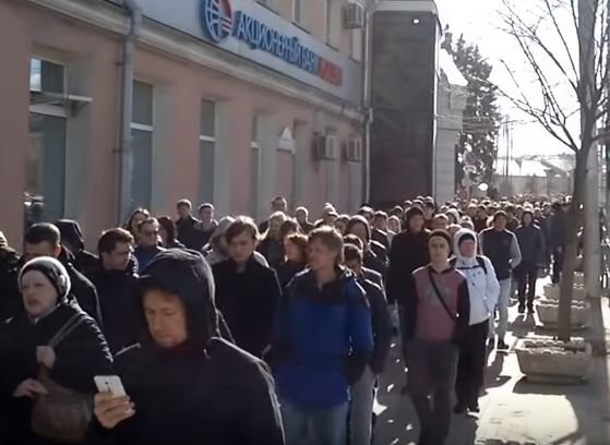 Видео: после акции на площади Ленина протестующие рязанцы двинулись в Кремль