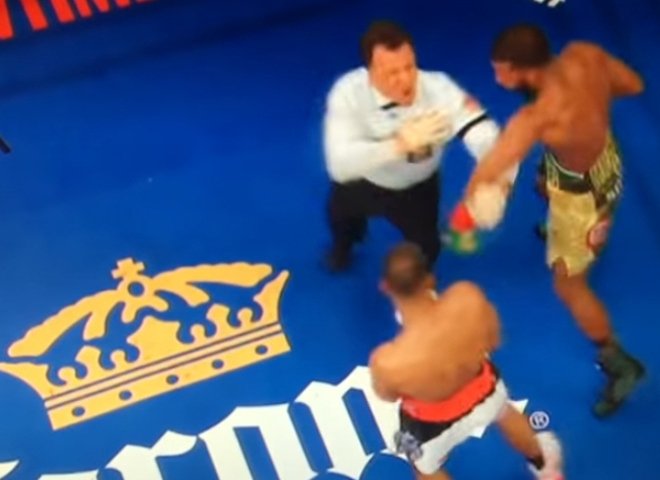 Шведский боксер ударил судью во время поединка (видео)