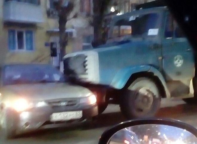В центре Рязани столкнулись грузовик и Daewoo