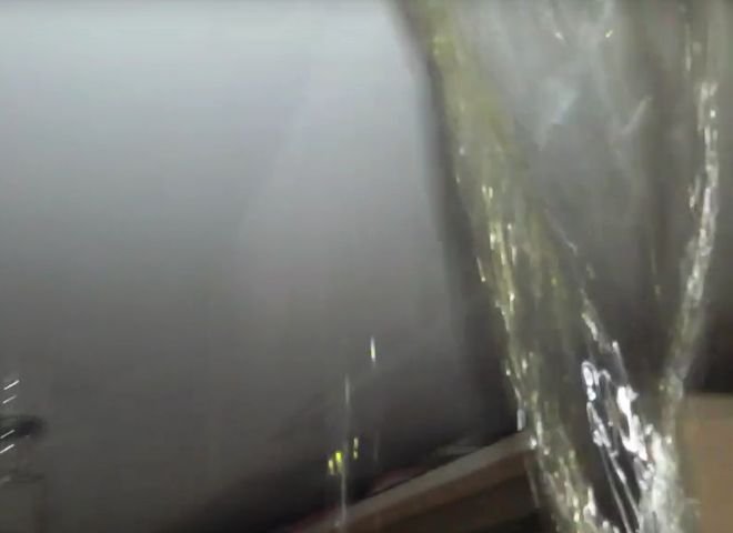Видео: в рязанской квартире с потолка по проводам льется талая вода
