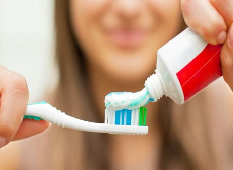 Ученые признали зубную пасту опасной для здоровья