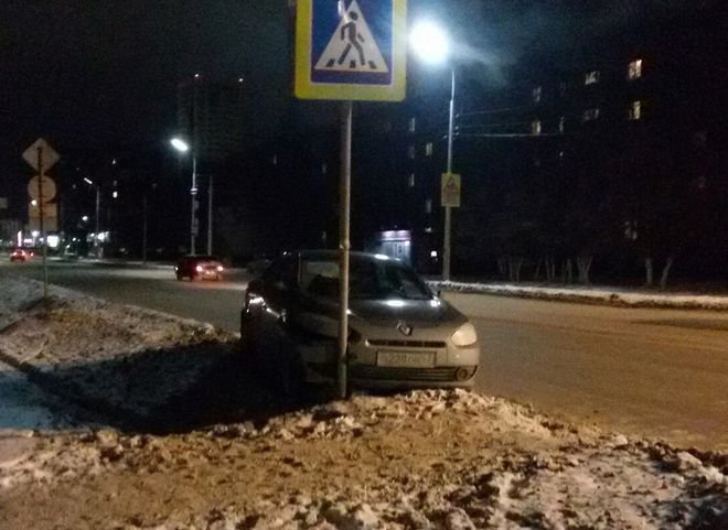 Опубликовано видео ДТП в микрорайоне Горроща, в котором водитель въехал в дорожный знак
