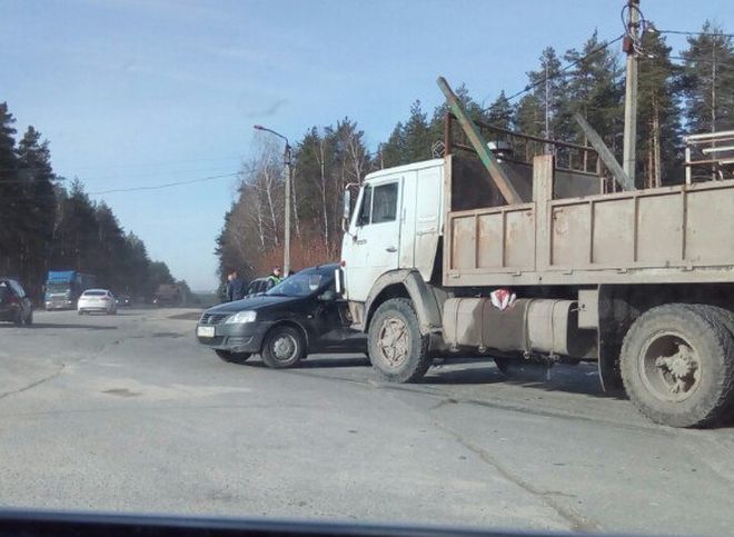 В Касимове у поста ДПС столкнулись грузовик и Renault