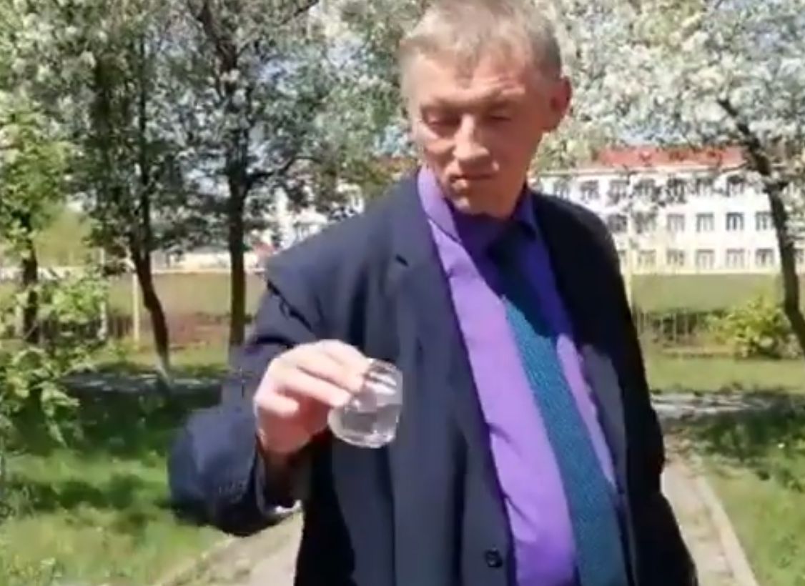Кузбасский чиновник демонстративно выпил воду с червями (видео)