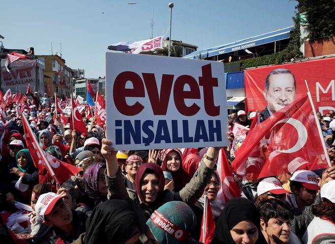 Большинство жителей Турции проголосовали за изменение конституции страны