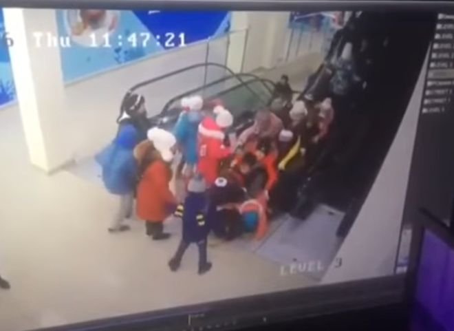 В Ставрополе школьников затянуло под эскалатор в ТЦ (видео)