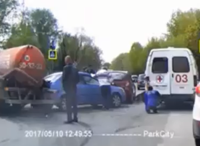 В Рязани машина скорой помощи попала в массовую аварию (видео)