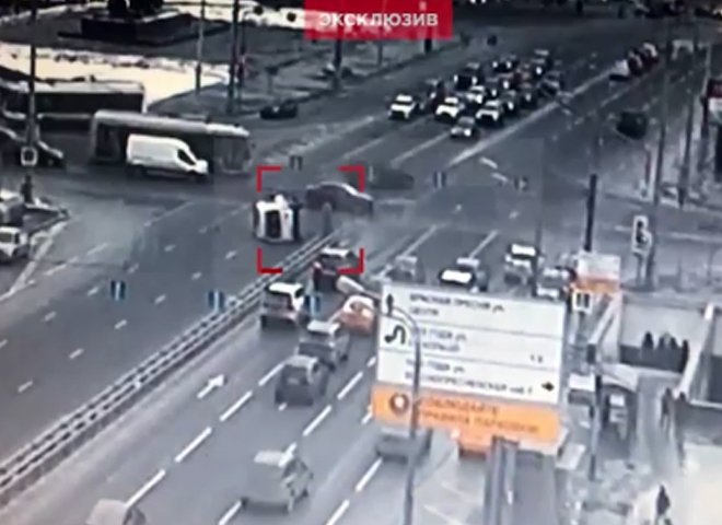 Столкновение скорой и иномарки в Москве попало на видео