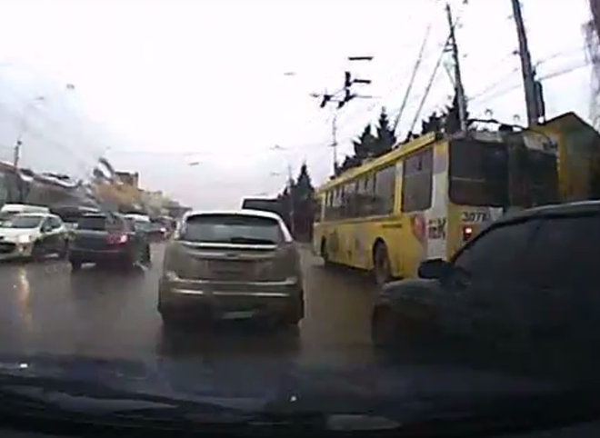 «Тонированный» водитель едва не устроил ДТП в центре Рязани
