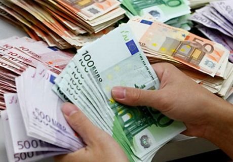 Биржевой курс евро упал на 2 рубля