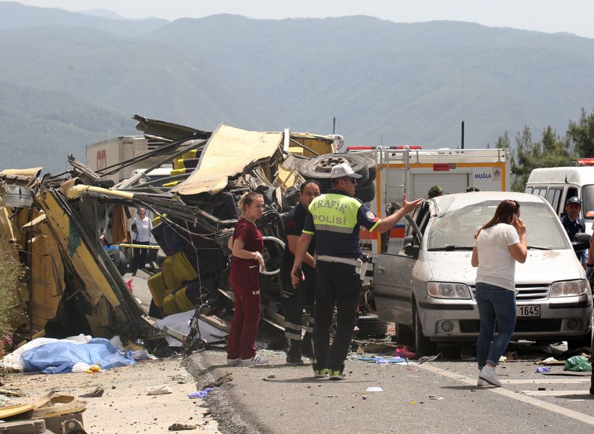 В Турции автобус с туристами упал в ущелье, более 20 человек погибли