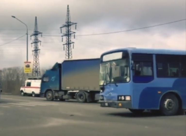 На окраине Рязани автобус столкнулся с внедорожником