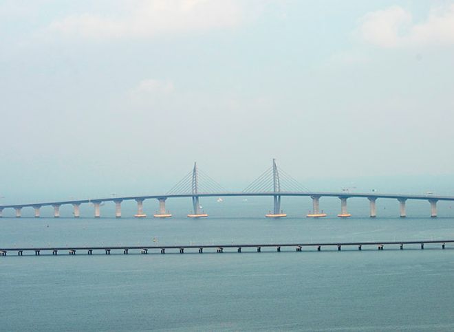В Китае открыли самый длинный в мире морской мост (видео)