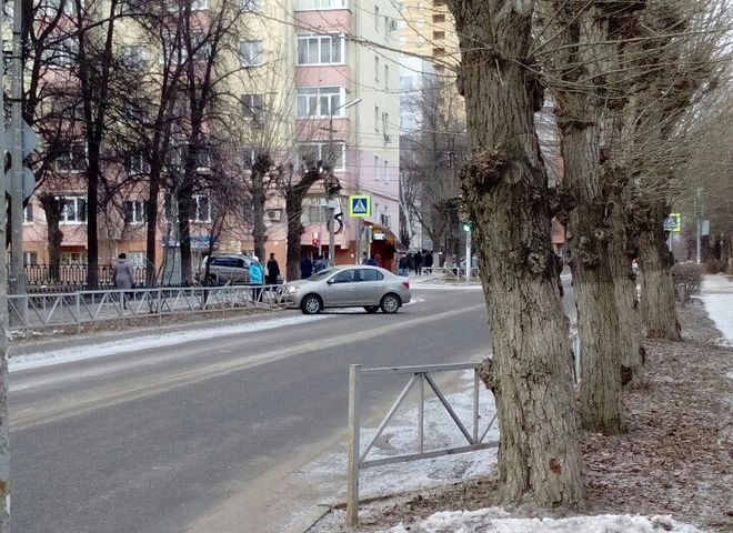На улице Яхонтова автоледи снесла дорожное ограждение