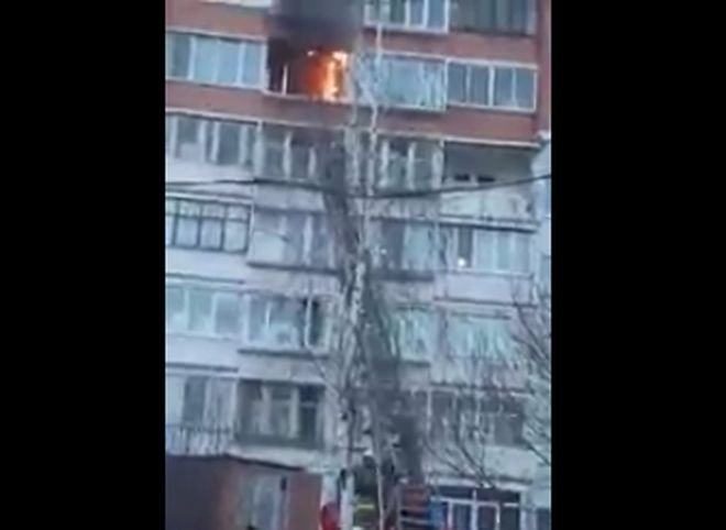 На улице Костычева загорелась многоэтажка (видео)
