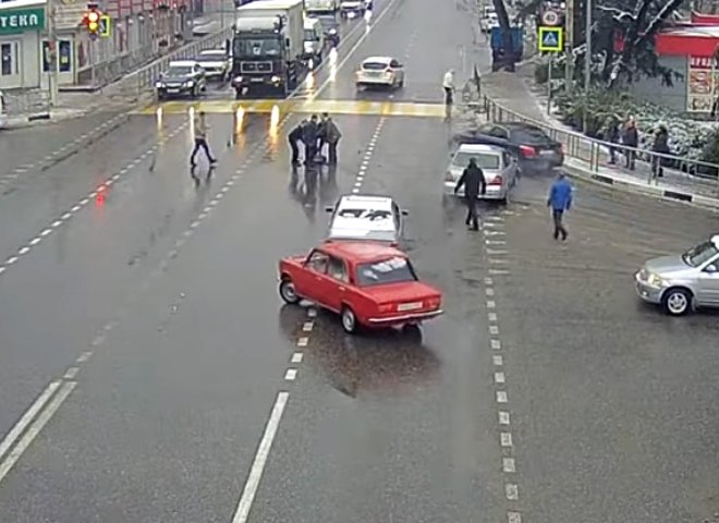В Сочи Lada выкинула водителя и сама припарковалась после ДТП (видео)