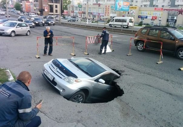 В Барнауле автомобиль провалился под землю
