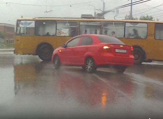 Видео: в Рязани легковушка уходит в занос, чтобы избежать ДТП с троллейбусом