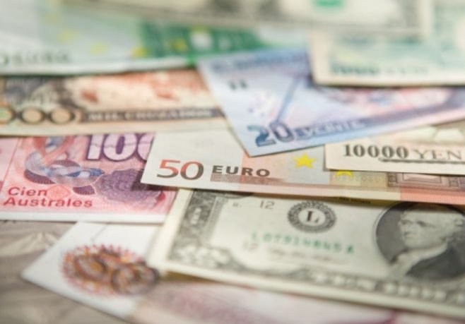 Официальный курс евро упал до 52,9 рубля