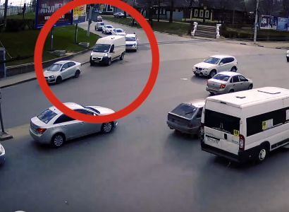 В Рязани микроавтобус «подтолкнул» легковушку на перекрестке (видео)