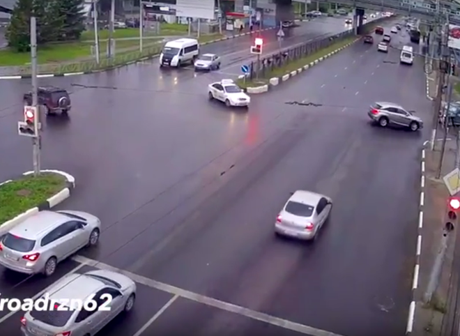 На Московском шоссе легковушка нарушила ПДД и столкнулась с внедорожником (видео)