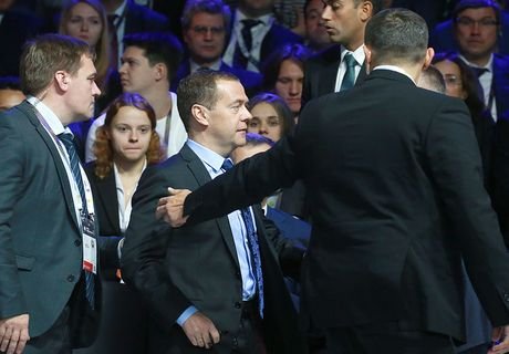 Медведева эвакуировали из зала в Сколково