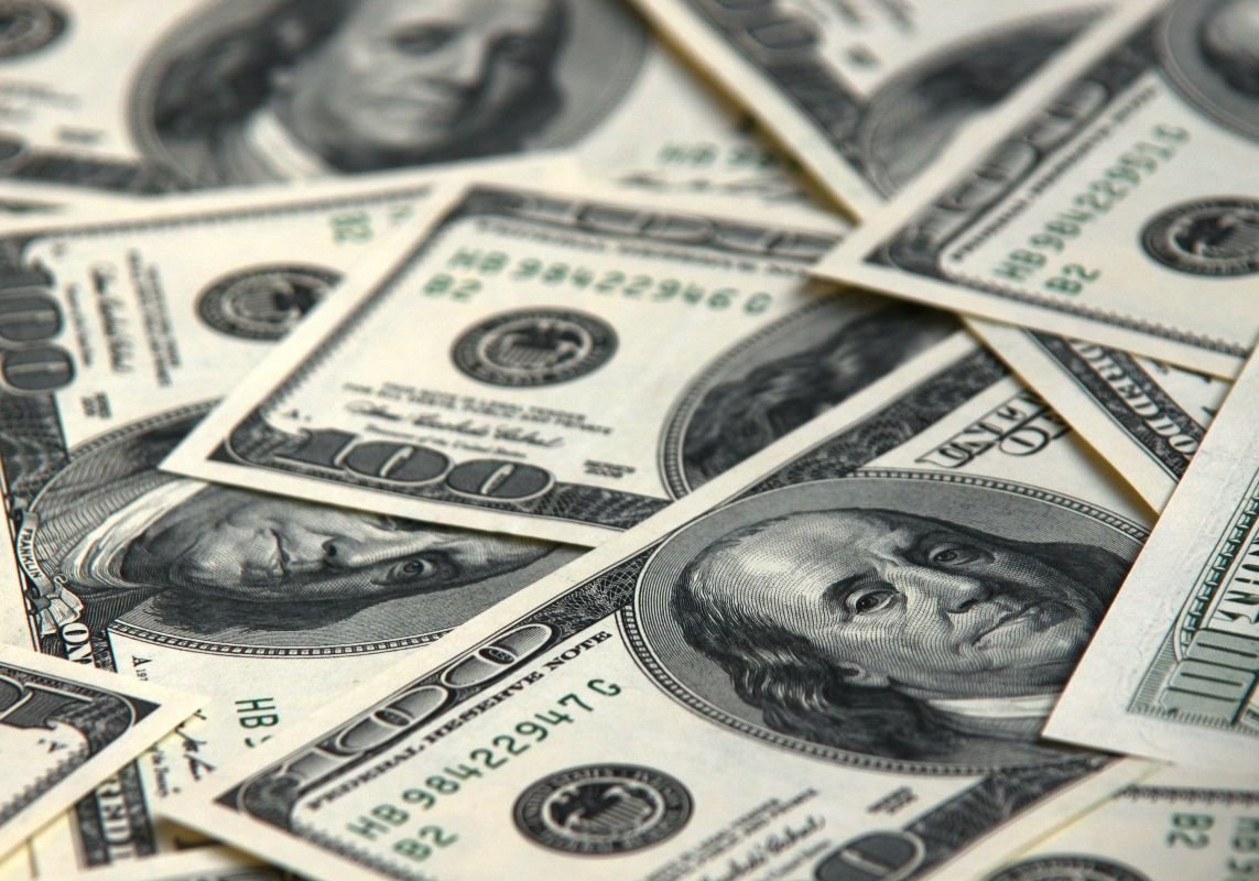 Впервые в 2015 году доллар опустился ниже 53 рублей