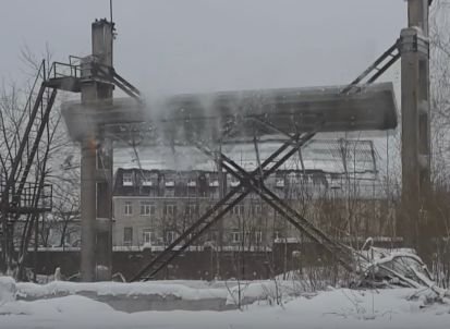 Видео: в Рязани автокран рушит бетонную конструкцию